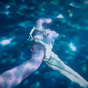 趴男朋友腿被脱裙打屁股视频
