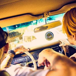 趴男朋友腿被脱裙打屁股视频
