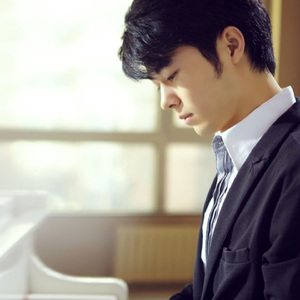 趴男朋友腿被脱裙打屁股视频
